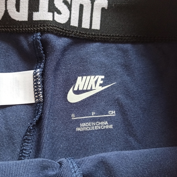 NWOT Navy Blue Nike Leggings with Floral Pattern - Picture 4 of 4